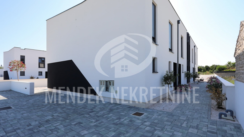 PRIVLAKA &ndash; nova namje&scaron;tena ku&cacute;a u nizu 114 m&sup2; s vrtom&comma; ODMAH USELJIVO