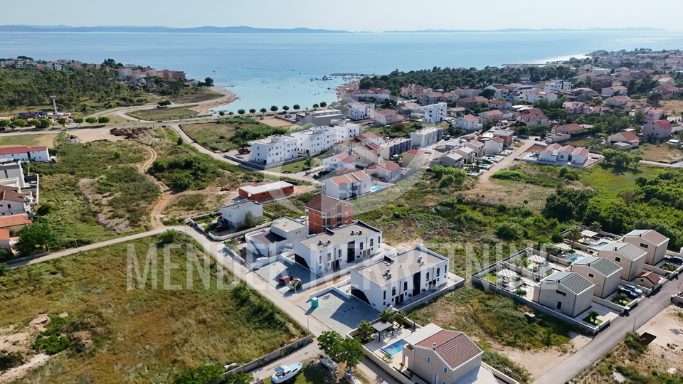 PRIVLAKA &ndash; nova namje&scaron;tena ku&cacute;a u nizu 114 m&sup2; s vrtom&comma; ODMAH USELJIVO