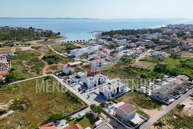 PRIVLAKA – nova namještena kuća u nizu 114 m² s vrtom, ODMAH USELJIVO
