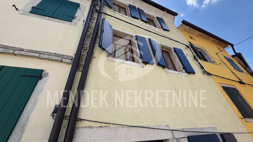 Jedinstvena i rijetka nekretnina u srcu Motovuna &ndash; kamena ku&cacute;a 114 m&sup2; na 3 eta&zcaron;e