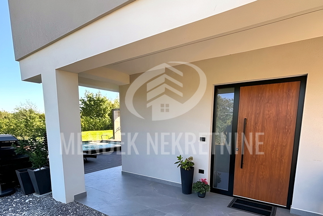 LABIN – moderna vila s bazenom 182 m², okućnica 1.288 m², tri spavaće sobe s vlastitim kupaonicama, namještena