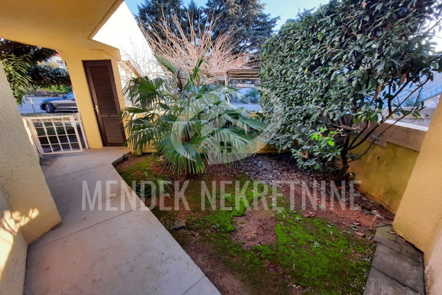 SNIŽENO !!! - APARTMAN SA VELIKIM DVORIŠTEM U BARBARIGI !!!!