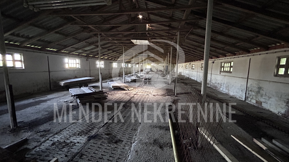 15 min od Vara&zcaron;dina Hala 550 m2 na zemlji&scaron;tu od 3500 m2&comma; Gornji Kneginec&comma; Prodaja