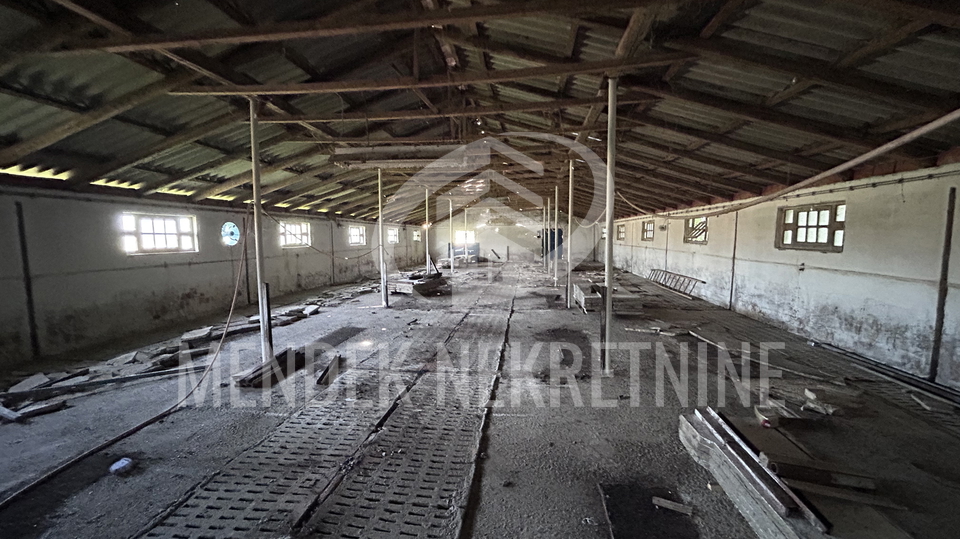15 min od Vara&zcaron;dina Hala 550 m2 na zemlji&scaron;tu od 3500 m2&comma; Gornji Kneginec&comma; Prodaja