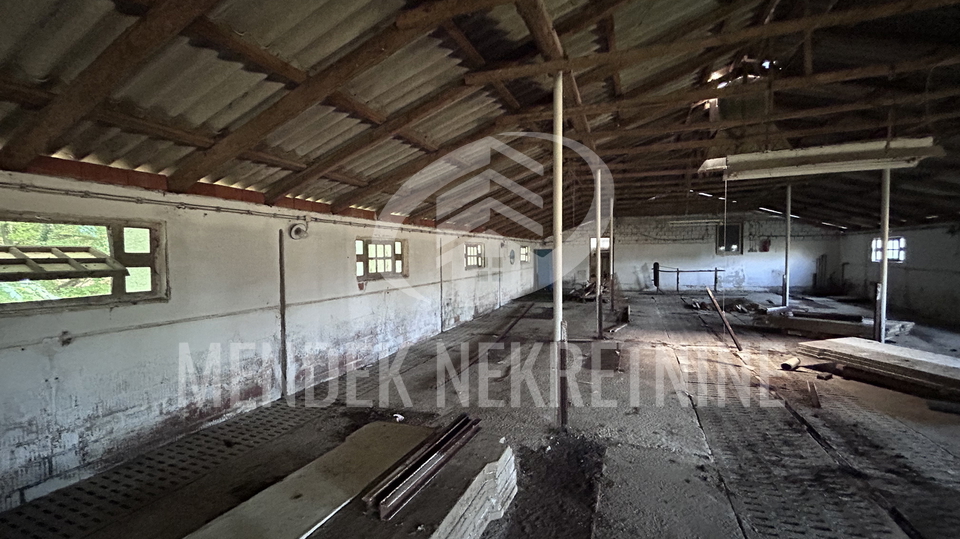 15 min od Vara&zcaron;dina Hala 550 m2 na zemlji&scaron;tu od 3500 m2&comma; Gornji Kneginec&comma; Prodaja