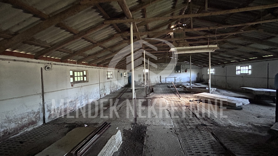 15 min od Vara&zcaron;dina Hala 550 m2 na zemlji&scaron;tu od 3500 m2&comma; Gornji Kneginec&comma; Prodaja