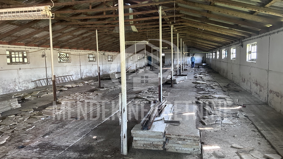 15 min od Vara&zcaron;dina Hala 550 m2 na zemlji&scaron;tu od 3500 m2&comma; Gornji Kneginec&comma; Prodaja