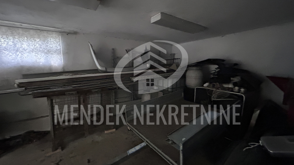 15 min od Vara&zcaron;dina Hala 550 m2 na zemlji&scaron;tu od 3500 m2&comma; Gornji Kneginec&comma; Prodaja