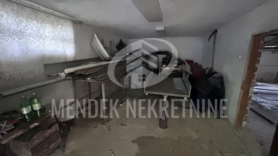15 min od Vara&zcaron;dina Hala 550 m2 na zemlji&scaron;tu od 3500 m2&comma; Gornji Kneginec&comma; Prodaja
