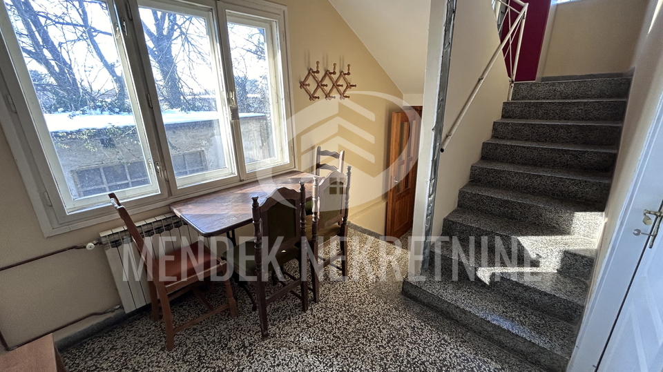NEPOSREDNA BLIZINA CENTRA&excl; KU&Cacute;A 120 m2&comma; za radnike&comma; gara&zcaron;a&comma; najam