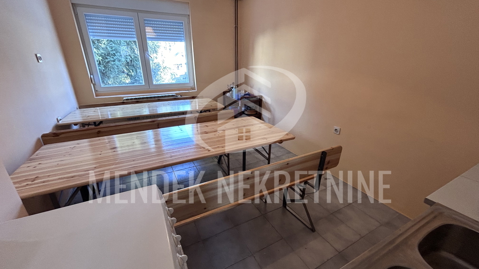NEPOSREDNA BLIZINA CENTRA&excl; KU&Cacute;A 120 m2&comma; za radnike&comma; gara&zcaron;a&comma; najam