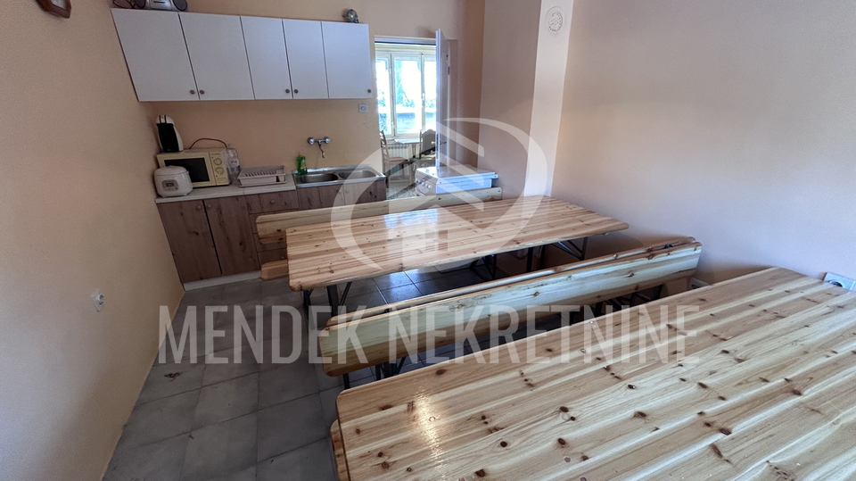 NEPOSREDNA BLIZINA CENTRA&excl; KU&Cacute;A 120 m2&comma; za radnike&comma; gara&zcaron;a&comma; najam