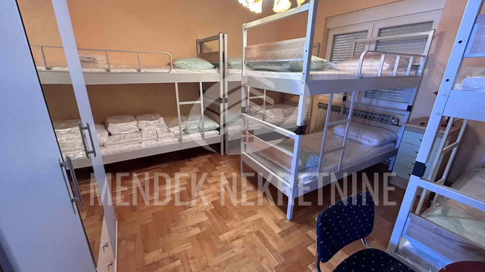 NEPOSREDNA BLIZINA CENTRA&excl; KU&Cacute;A 120 m2&comma; za radnike&comma; gara&zcaron;a&comma; najam