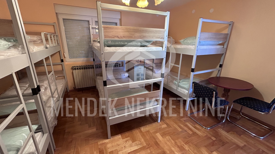 NEPOSREDNA BLIZINA CENTRA&excl; KU&Cacute;A 120 m2&comma; za radnike&comma; gara&zcaron;a&comma; najam