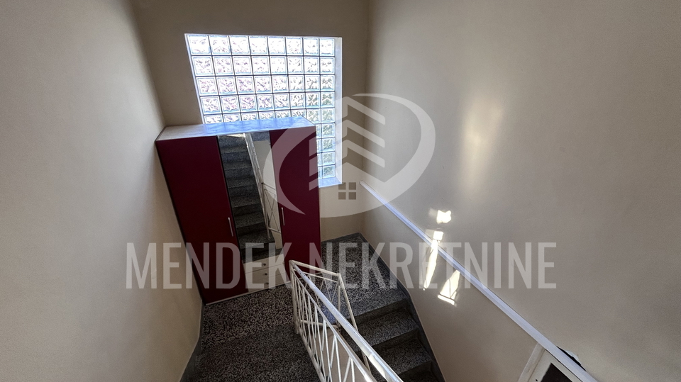 NEPOSREDNA BLIZINA CENTRA&excl; KU&Cacute;A 120 m2&comma; za radnike&comma; gara&zcaron;a&comma; najam