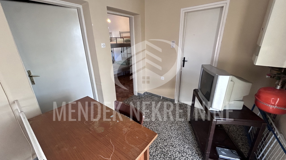 NEPOSREDNA BLIZINA CENTRA&excl; KU&Cacute;A 120 m2&comma; za radnike&comma; gara&zcaron;a&comma; najam