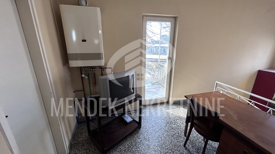 NEPOSREDNA BLIZINA CENTRA&excl; KU&Cacute;A 120 m2&comma; za radnike&comma; gara&zcaron;a&comma; najam