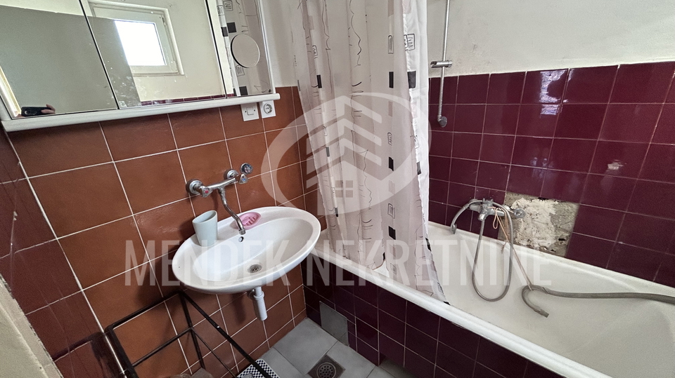 NEPOSREDNA BLIZINA CENTRA&excl; KU&Cacute;A 120 m2&comma; za radnike&comma; gara&zcaron;a&comma; najam