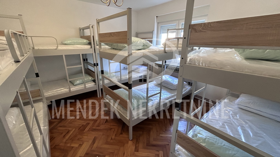 NEPOSREDNA BLIZINA CENTRA&excl; KU&Cacute;A 120 m2&comma; za radnike&comma; gara&zcaron;a&comma; najam