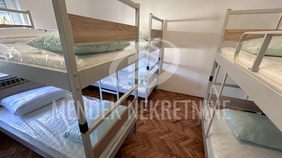 NEPOSREDNA BLIZINA CENTRA&excl; KU&Cacute;A 120 m2&comma; za radnike&comma; gara&zcaron;a&comma; najam