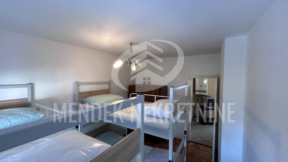 NEPOSREDNA BLIZINA CENTRA&excl; KU&Cacute;A 120 m2&comma; za radnike&comma; gara&zcaron;a&comma; najam