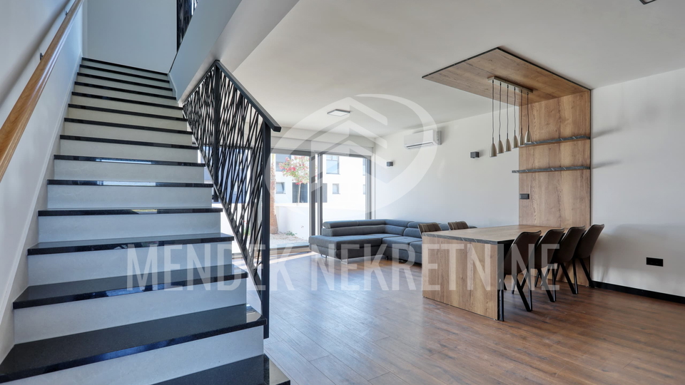 PRIVLAKA &ndash; nova namje&scaron;tena ku&cacute;a u nizu 114 m&sup2; s vrtom&comma; ODMAH USELJIVO