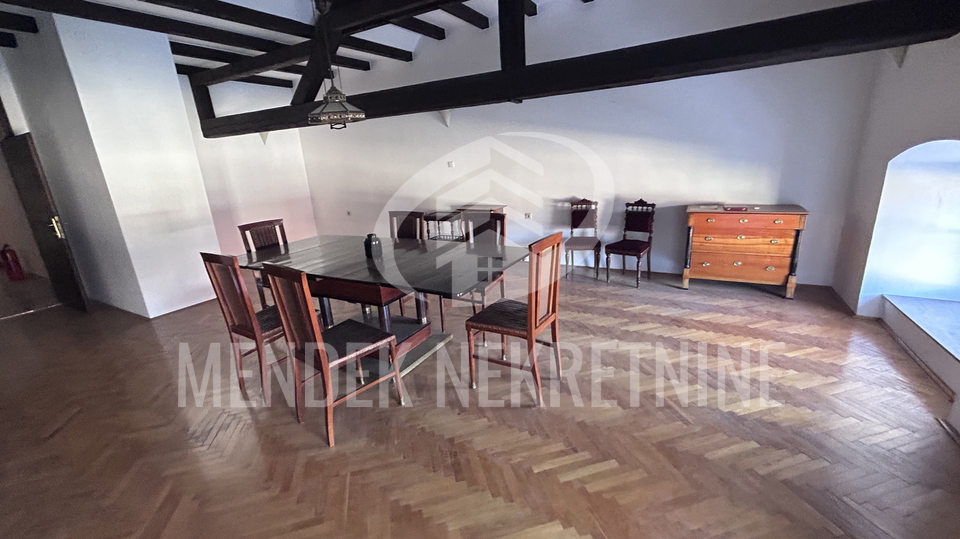 6 sobni stan&comma; 215 m2 u gradskoj jezgri Vara&zcaron;dina&comma; strogi centar&comma; prodaja