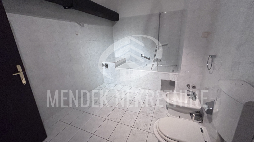 6 sobni stan&comma; 215 m2 u gradskoj jezgri Vara&zcaron;dina&comma; strogi centar&comma; prodaja