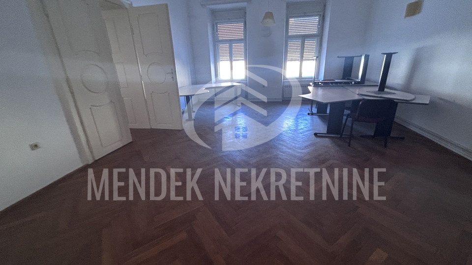 6 sobni stan&comma; 215 m2 u gradskoj jezgri Vara&zcaron;dina&comma; strogi centar&comma; prodaja