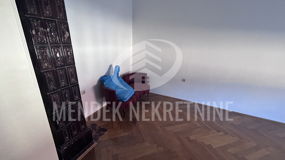 6 sobni stan&comma; 215 m2 u gradskoj jezgri Vara&zcaron;dina&comma; strogi centar&comma; prodaja