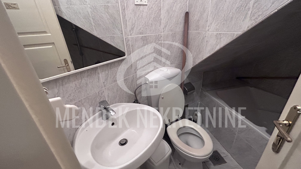 6 sobni stan&comma; 215 m2 u gradskoj jezgri Vara&zcaron;dina&comma; strogi centar&comma; prodaja