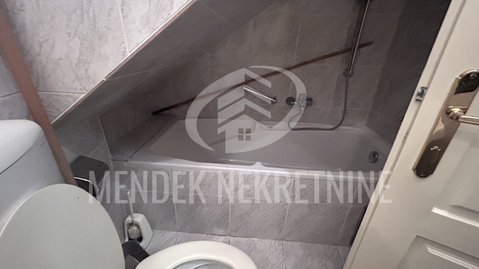 6 sobni stan&comma; 215 m2 u gradskoj jezgri Vara&zcaron;dina&comma; strogi centar&comma; prodaja