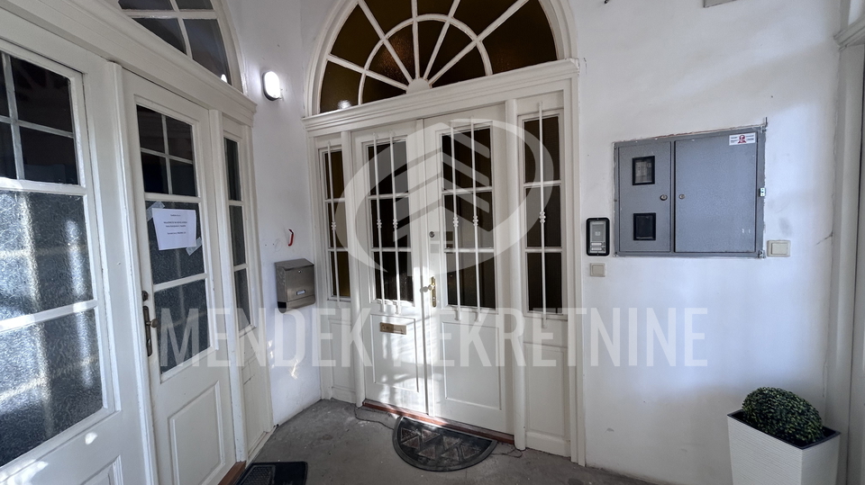 6 sobni stan&comma; 215 m2 u gradskoj jezgri Vara&zcaron;dina&comma; strogi centar&comma; prodaja