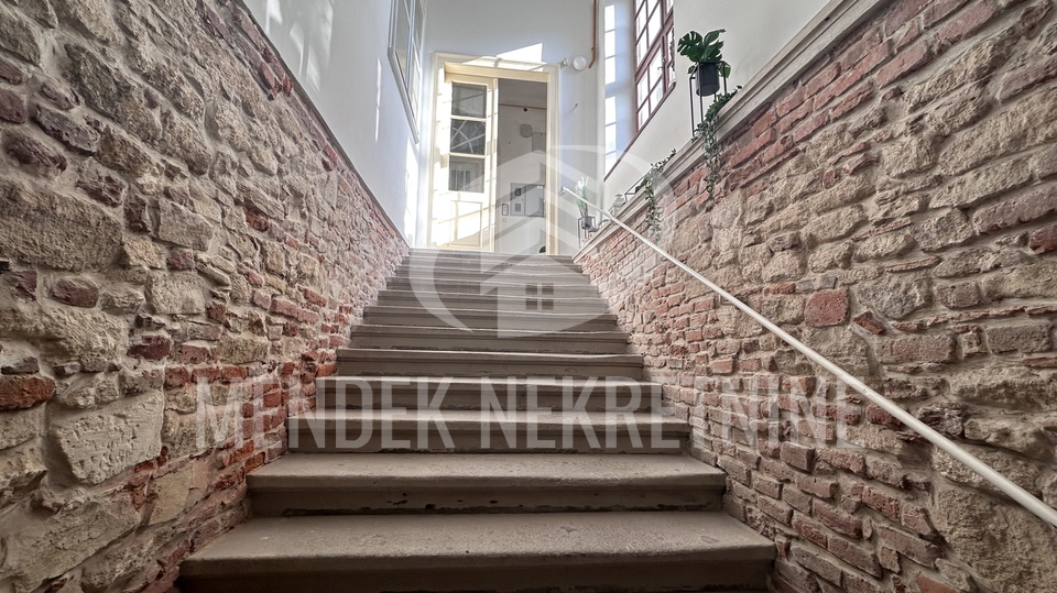 6 sobni stan&comma; 215 m2 u gradskoj jezgri Vara&zcaron;dina&comma; strogi centar&comma; prodaja