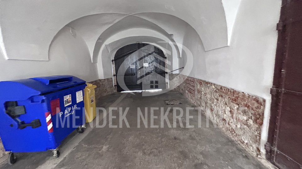 6 sobni stan&comma; 215 m2 u gradskoj jezgri Vara&zcaron;dina&comma; strogi centar&comma; prodaja