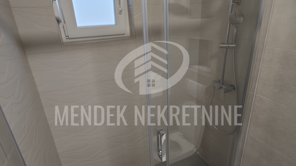 BEZ PROVIZIJE-USELJIVO  -  APARTMAN+PARKING+TERASA+DVORIŠTE !!!!