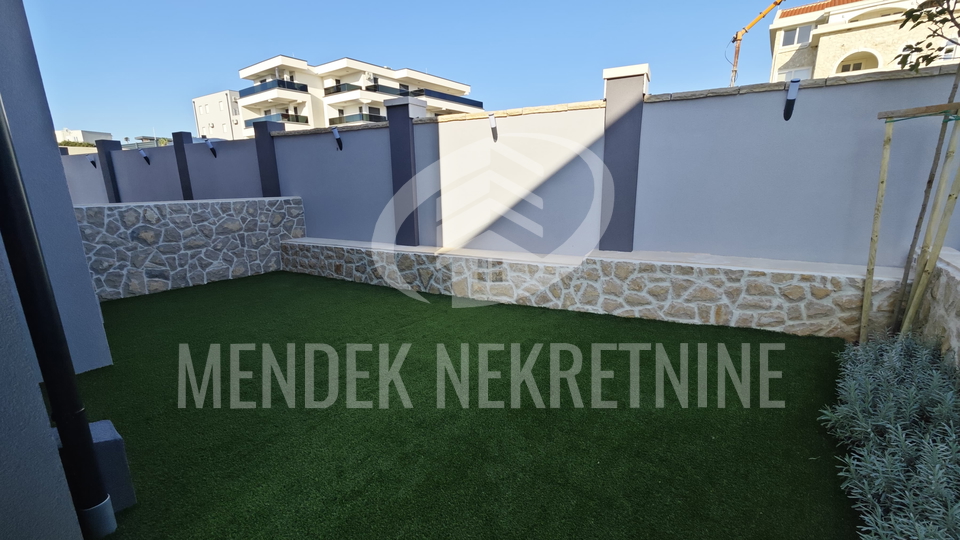 BEZ PROVIZIJE-USELJIVO  -  APARTMAN+PARKING+TERASA+DVORIŠTE !!!!