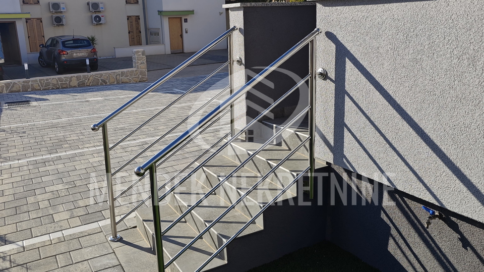 BEZ PROVIZIJE-USELJIVO  -  APARTMAN+PARKING+TERASA+DVORIŠTE !!!!