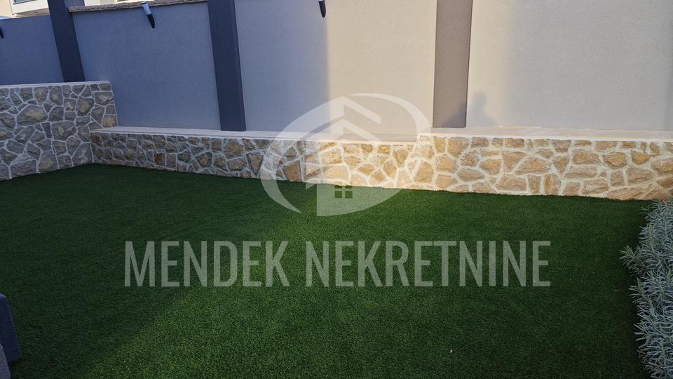 BEZ PROVIZIJE-USELJIVO  -  APARTMAN+PARKING+TERASA+DVORIŠTE !!!!