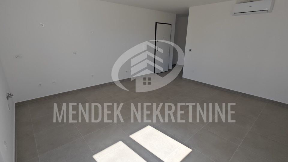 BEZ PROVIZIJE-USELJIVO  -  APARTMAN+PARKING+TERASA+DVORIŠTE !!!!