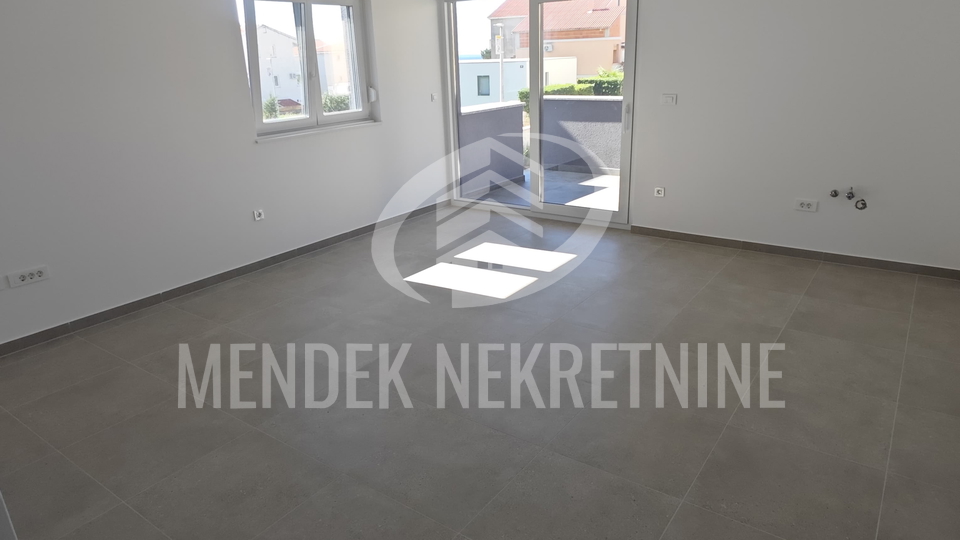 BEZ PROVIZIJE-USELJIVO  -  APARTMAN+PARKING+TERASA+DVORIŠTE !!!!