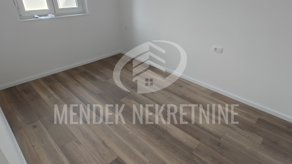BEZ PROVIZIJE-USELJIVO  -  APARTMAN+PARKING+TERASA+DVORIŠTE !!!!