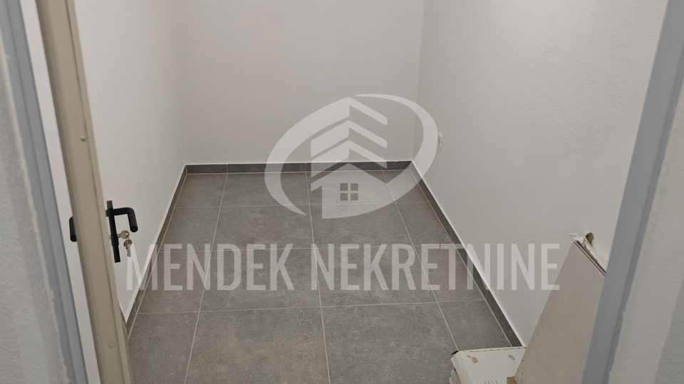 BEZ PROVIZIJE-USELJIVO  -  APARTMAN+PARKING+TERASA+DVORIŠTE !!!!