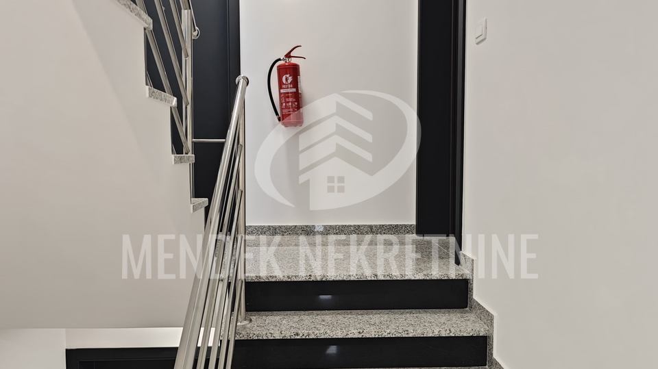 BEZ PROVIZIJE-USELJIVO  -  APARTMAN+PARKING+TERASA+DVORIŠTE !!!!