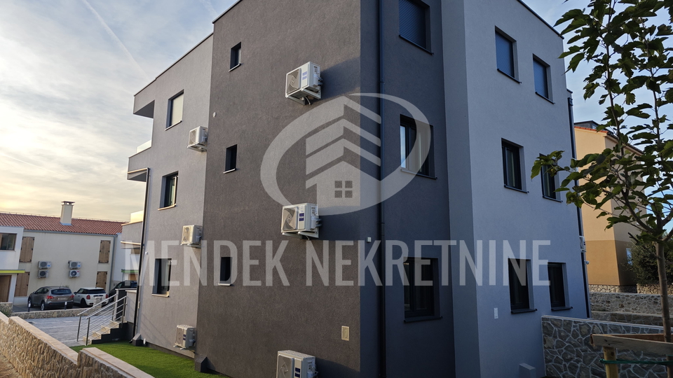 BEZ PROVIZIJE-USELJIVO  -  APARTMAN+PARKING+TERASA+DVORIŠTE !!!!