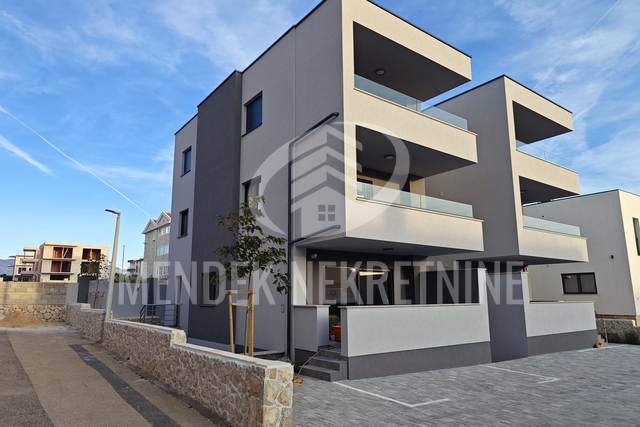 BEZ PROVIZIJE-USELJIVO  -  APARTMAN+PARKING+TERASA+DVORIŠTE !!!!