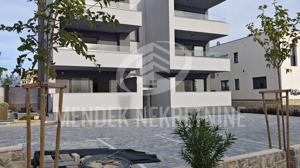 BEZ PROVIZIJE-USELJIVO  -  APARTMAN+PARKING+TERASA+DVORIŠTE !!!!