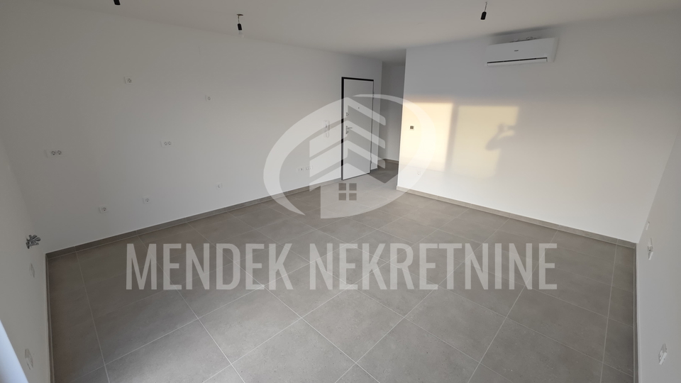 BEZ PROVIZIJE-USELJIVO  -  APARTMAN+PARKING+TERASA+DVORIŠTE !!!!