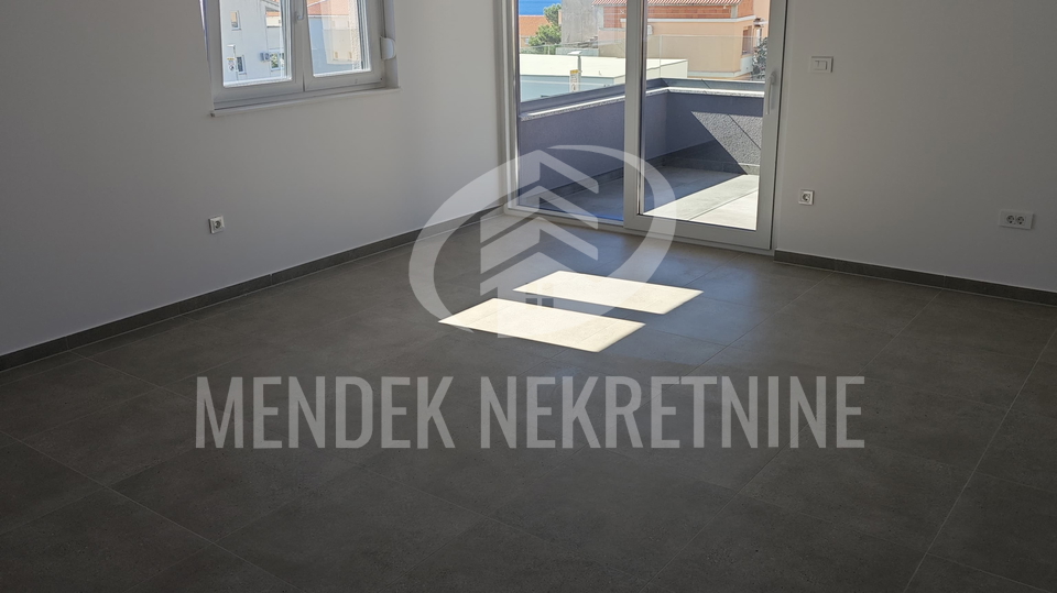 BEZ PROVIZIJE-USELJIVO  -  APARTMAN+PARKING+TERASA+DVORIŠTE !!!!