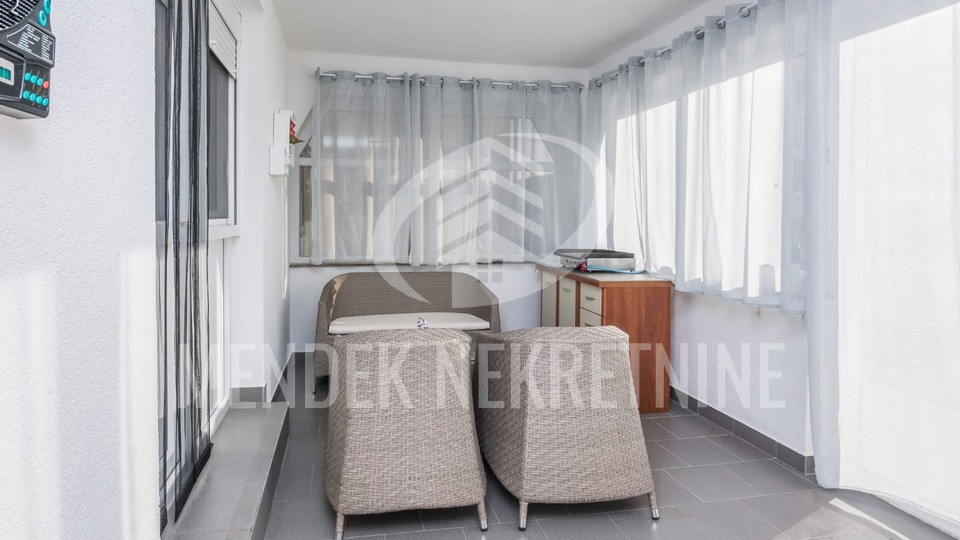 80 m od mora!! 3 apartmana, ukupno 112 m2, Vir, Prodaja
